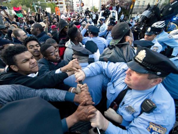 Người biểu tình đụng độ với cảnh sát tại City Hall, Philadelphia. (Nguồn: AP)