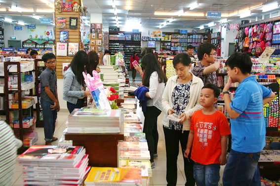 đông người tìm đến với nhà sách trong kỳ nghỉ lễ 30-4 và 1-5-2015