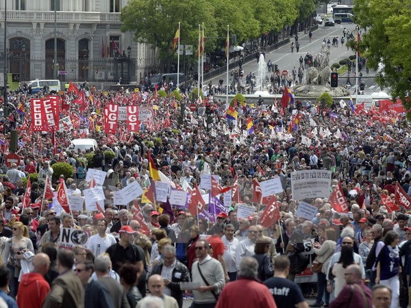 Quang cảnh cuộc tuần hành tại thủ đô Madrid của Tây Ban Nha ngày 1/5. (Nguồn: AFP/TTXVN)