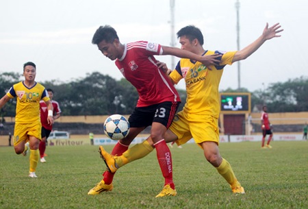 Close call: Nguyen Hai Anh (left) of Dong Nai vies for a ball against Tran Dinh Dong of Song Lam Nghe An during their V.League 1 match yesterday. Dong Nai win 2-1.