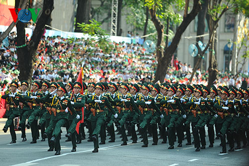 Grand parade marks 40 years of reunification