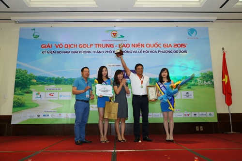 VGA và TPBank trao giải nhất cho các golf thủ bảng trung niên và cao niên quốc gia.