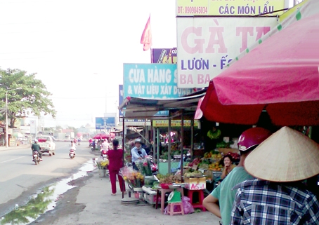 Các hộ kinh doanh bày hàng lấn chiếm đường Bùi Văn Hòa, phường Long Bình Tân.  Ảnh: M.Hiếu