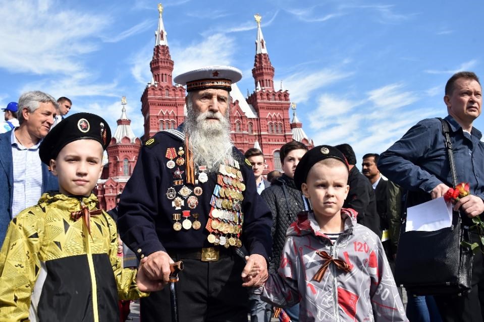 Buổi lễ bắt đầu bẳng nghi thức chào cờ và cử quốc thiều Nga, sau đó Tổng thống Nga Vladimir Putin đọc diễn văn ca ngợi những người anh hùng trong cuộc Chiến tranh Vệ quốc