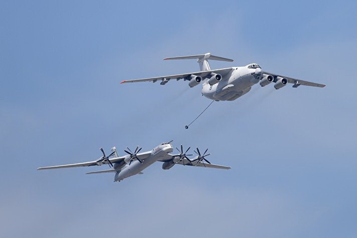 Máy bay tiếp dầu IL-78 và máy bay ném bom chiến lược Tu-95MS. (Nguồn: Bộ Quốc phòng Nga)