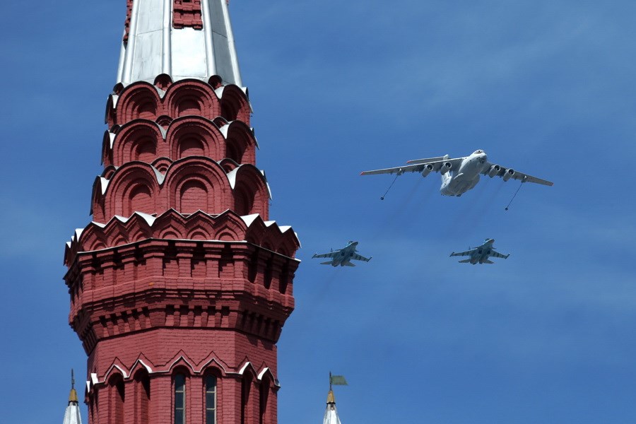 Máy bay tiếp dầu IL-78 và hai máy bay cường kích đa năng Su-34. (Nguồn: Bộ Quốc phòng Nga)