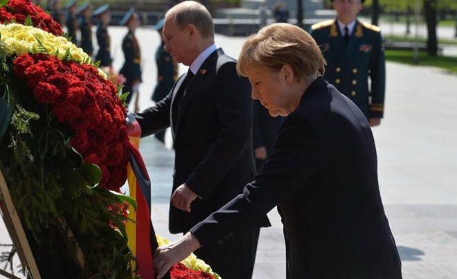 Tổng thống Nga Vladimir Putin và Thủ tướng Đức Angela Merkel đã tới đặt vòng hoa tại Tượng đài Chiến sỹ Vô danh. (Nguồn: sputnik)