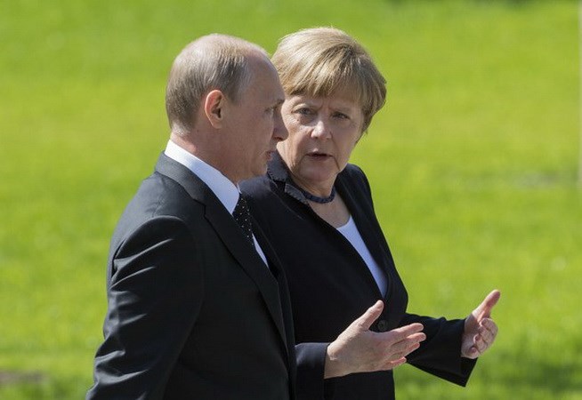 Tổng thống Nga Putin và Thủ tướng Đức Merkel. (Nguồn: AFP)