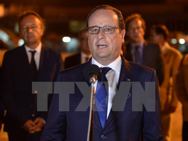 Tổng thống Pháp Francois Hollande phát biểu sau khi đến sân bay Jose Marti ngày 10/5. (Ảnh: AFP/TTXVN)