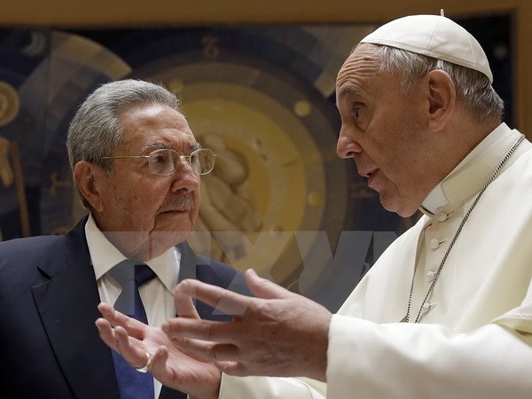 Giáo hoàng Francis I (phải) và Chủ tịch Raul Castro (trái) tại cuộc gặp ở Vatican. (Nguồn: AFP/TTXVN)