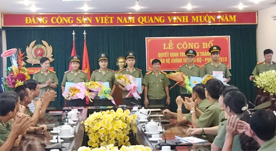 Đại tá Bùi Hữu Danh- Phó Giám đốc Công an tỉnh trao quyết định của Giám đốc Công an tỉnh thành lập Đội Bảo vệ chính trị nội bộ.