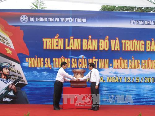  Đồng chí Nguyễn Đình Xứng, Chủ tịch UBND tỉnh Thanh Hóa (bên trái) trao tặng phiên bản trống đồng Đông Sơn tặng Bộ Thông tin và Truyền thông. Ảnh: TTXVN