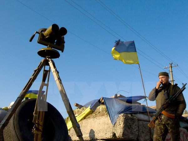Binh lính Ukraine tại trạm kiểm soát thuộc khu vực miền Đông Lugansk. (Nguồn: AFP/TTXVN)