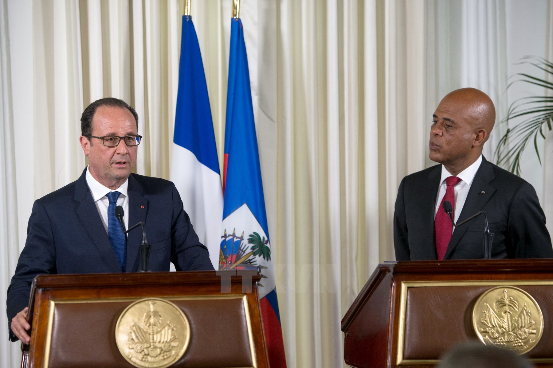 Tổng thống Pháp Francois Hollande (trái) tại buổi họp báo cùng Tổng thống Haiti Michel Martelly (phải). (Nguồn: AFP/TTXVN) 