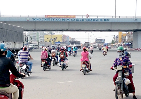 Người đi xe hai bánh mỗi khi qua ngã tư Vũng Tàu phải len lỏi băng qua các dòng xe khách, xe tải từ các hướng đổ về nên rất nguy hiểm.