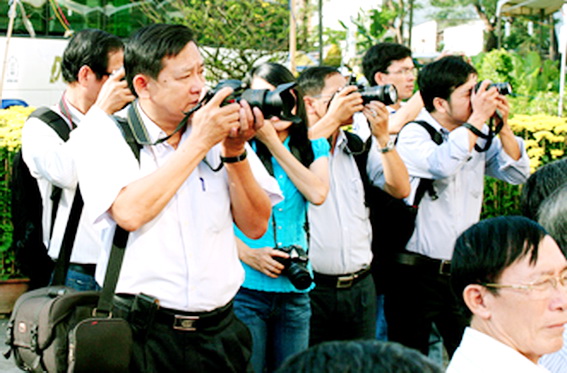 Các nhà báo đang tác nghiệp trong một sự kiện do tỉnh tổ chức (ảnh minh họa)