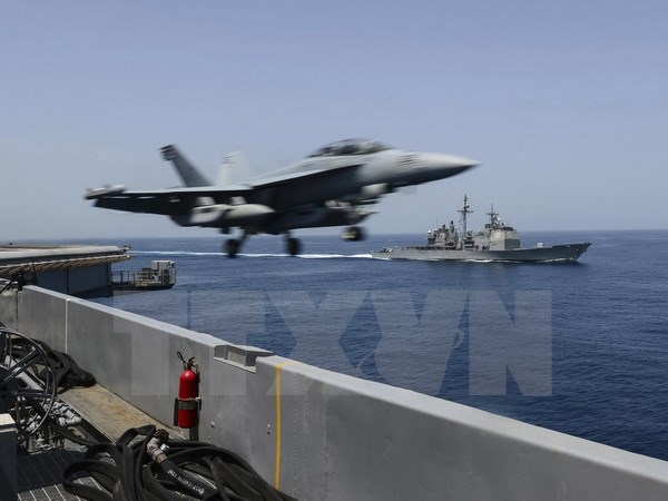 Máy bay EA-18G Growler thuộc phi đội VAQ137 cất cánh từ tàu sân bay USS Theodore Roosevelt. (Nguồn: AFP/TTXVN)