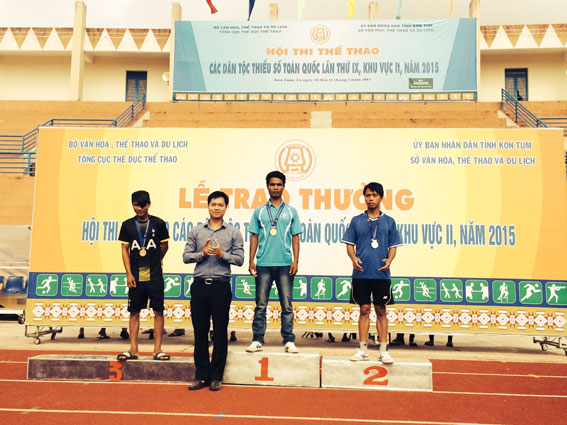 Dong Nai’s Be Van Heo wins silver at running on stilts event