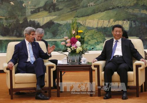 Chủ tịch Trung Quốc Tập Cận Bình (phải) có cuộc gặp với Ngoại trưởng Mỹ John Kerry. Ảnh: AFP-TTXVN