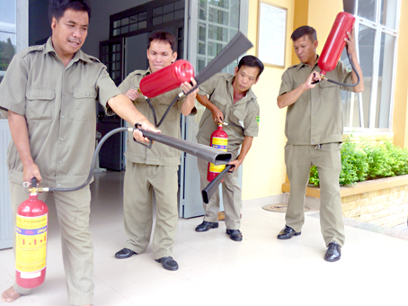 Thực tập sử dụng bình chữa cháy ở Ban Bảo vệ dân phố  phường Phú Bình.