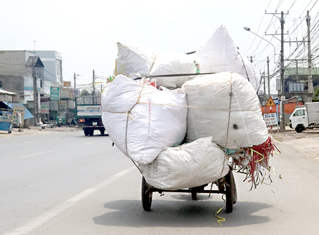 Xe ba gác nghênh ngang trên đường