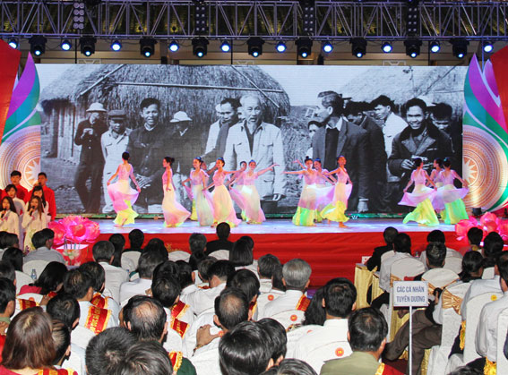 Chương trình nghệ thuật “Bác Hồ - một tình yêu bao la” tại lễ kỷ niệm 125 năm Ngày sinh Chủ tịch Hồ Chí Minh ở Văn miếu Trấn Biên tối 18-5. 