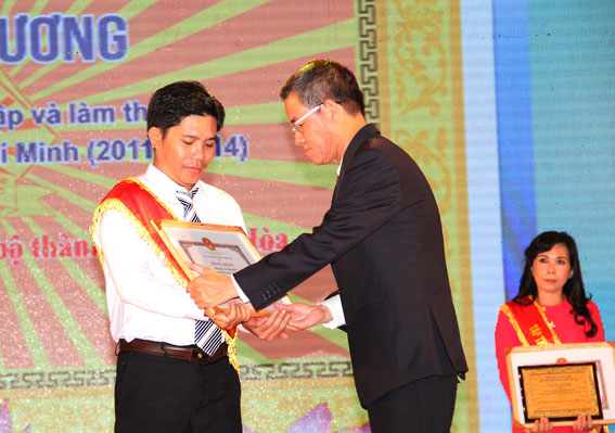 Chủ tịch UBND tỉnh Đinh Quốc Thái trao bằng khen cho tập thể điển hình tiên tiến học tập và làm theo tấm gương đạo đức Hồ Chí Minh.