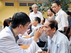 Young doctors provide health checkups for the poor