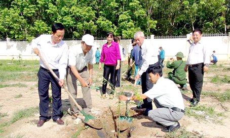 Cán bộ, nhân dân huyện Long Thành tham gia Tết trồng cây.  Ảnh: Chí Tài