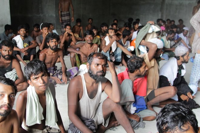 Những người di cư Rohingya và Bangladesh sau khi được ngư dân Indonesia cứu sống tại Kuala Langsa, tỉnh Aceh. (Ảnh: AFP/TTXVN)