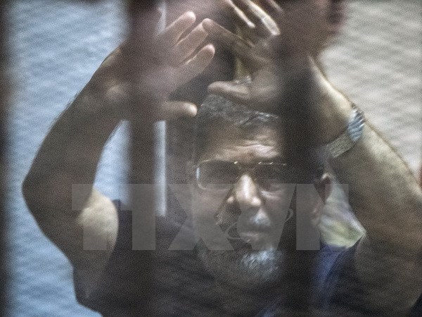 Tổng thống Ai Cập bị phế truất Mohamed Morsi tại phiên tòa ở Cairo ngày 16/5. (Nguồn: AFP/TTXVN)