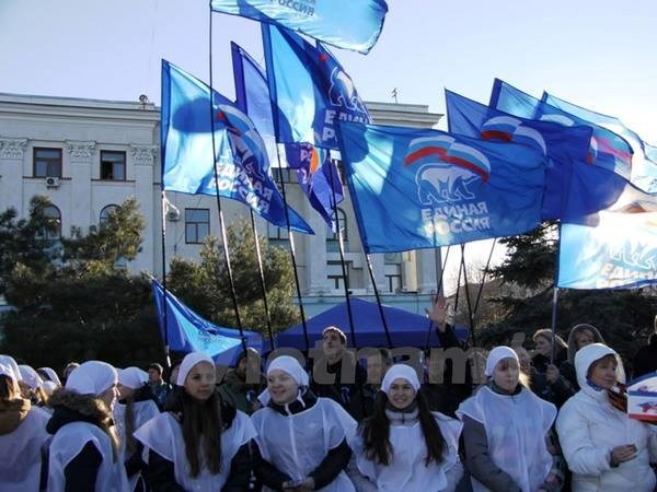 Người dân và lãnh đạo Crimea kỷ niệm 1 năm ngày trưng cầu dân ý dẫn đến sáp nhập vào Nga (16/3). (Ảnh: Vietnam+)