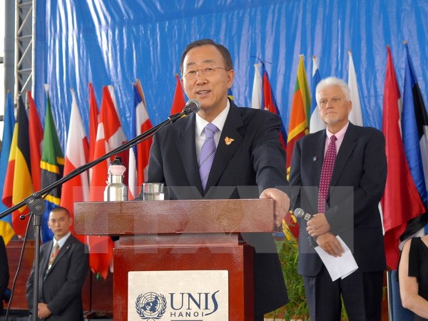 Tổng Thư ký Liên hợp quốc Ban Ki-moon đến thăm trường Quốc tế Liên hợp quốc UNIS Hà Nội tháng 10/2010. (Ảnh: TTXVN)