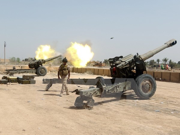 Lực lượng an ninh Iraq bắn pháo trong giao tranh với IS tại Garma, phía tây thủ đô Baghdad ngày 20/4. (Nguồn: AFP/TTXVN)
