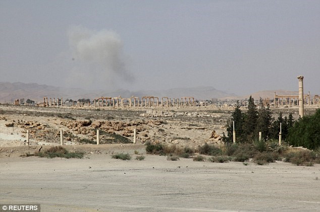 Khói bốc lên từ thành phố cổ Palmyra khi IS chiếm quyền kiểm soát hoàn toàn thành phố này sau những cuộc giao tranh đẫm máu với lực lượng ủng hộ chính phủ. (Nguồn: Reuters)