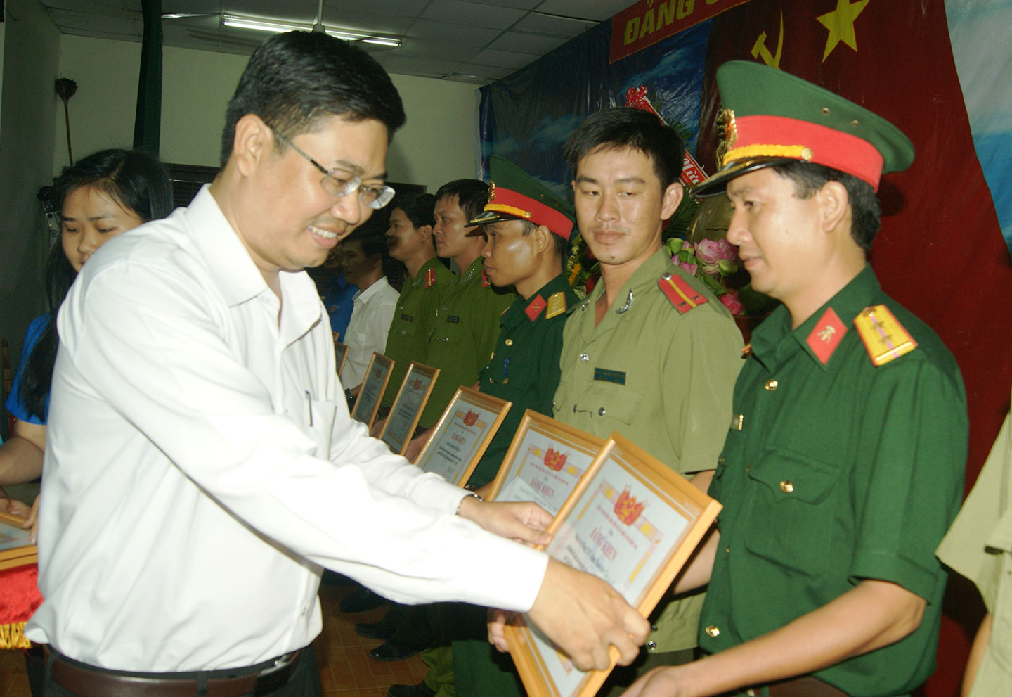 Đồng chí Viên Hồng Tiến, Phó trưởng ban Dân vận Tỉnh ủy tặng bằng khen của Tỉnh đoàn cho các tập thể đạt thành tích xuất sắc trong chương trình phối hợp
