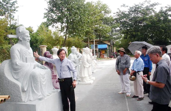 Phó Chủ tịch UBND tỉnh Nguyễn Thành Trí cùng các thành viên Hội đồng xem xét và cho ý kiến đối với các tượng đá.