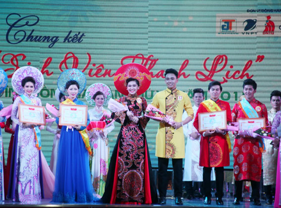 Hoàng Anh Thư và Phan Trung Hậu (thứ ba và thứ tư từ trái sang) đoạt giải nhất nam – nữ “Sinh viên thanh lịch” tỉnh