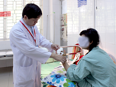 Bác sĩ Nguyễn Tường Quang, Trưởng Khoa chấn thương chỉnh hình đang khám cho bệnh nhân H. bị máy xay nước mía nghiền nát 2 ngón tay.