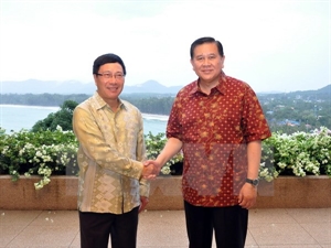 Vietnamese Deputy Prime Minister and Foreign Minister Pham Binh Minh (L) meets with his Thai counterpart Tanasak Patimapragorn.