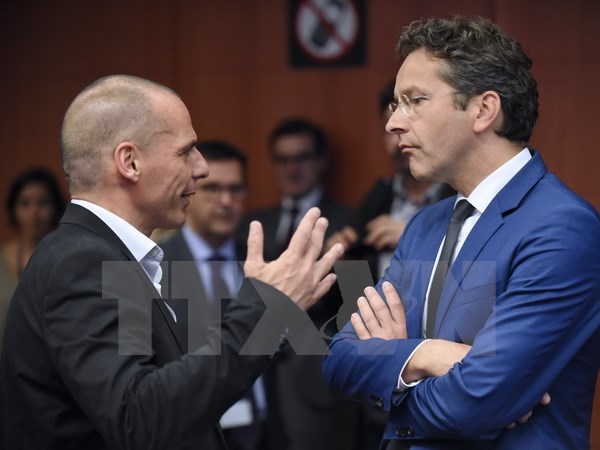Bộ trưởng Tài chính Hy Lạp Yanis Varoufakis (trái) và Chủ tịch Eurogroup Jeroen Dijsselbloem trước cuộc họp ngày 11/5. (Nguồn: AFP/TTXVN)