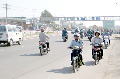 Các phương tiện đi ngược chiều trên xa lộ Hà Nội, đoạn thuộc khu vực cầu vượt Amata (ảnh chụp lúc 9 giờ ngày 27-5). Ảnh: Đ.DUY