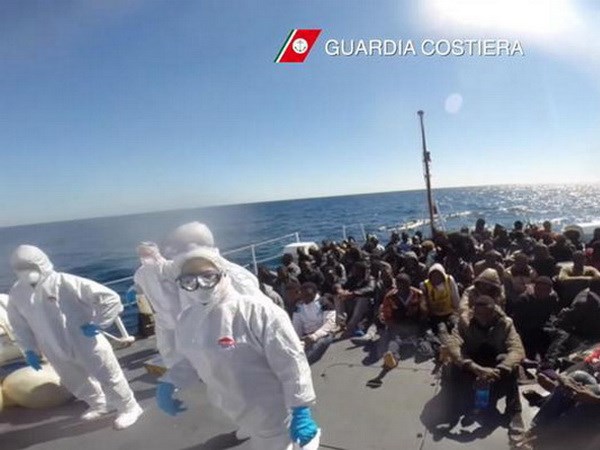 Cứu hộ người tị nạn. (Nguồn: ANSA)