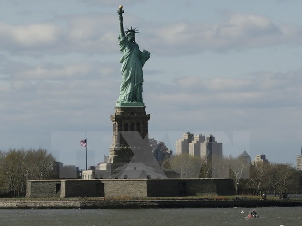 Tượng nữ thần Tự Do tại New York đóng cửa do bị đe dọa đánh bom ngày 24/4. (Nguồn: AFP/TTXVN)