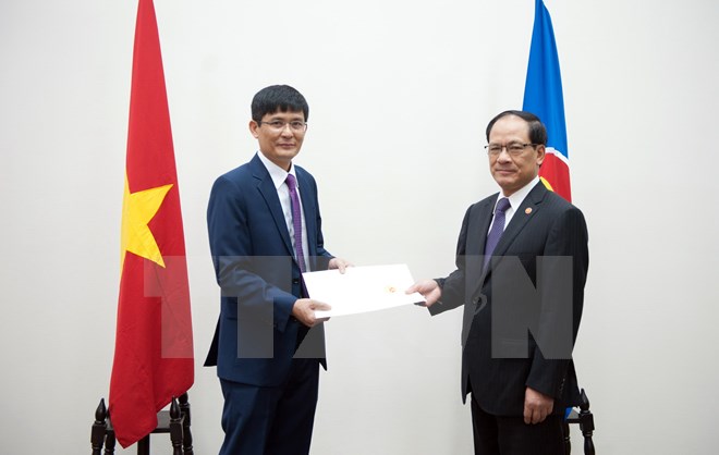 Đại sứ, Trưởng Phái đoàn Đại diện Thường trực Việt Nam tại ASEAN Nguyễn Hoành Năm trình Thư Ủy nhiệm của Phó Thủ tướng, Bộ trưởng Ngoại giao Phạm Bình Minh lên Tổng Thư ký ASEAN Lê Lương Minh. (Ảnh: TXVN)