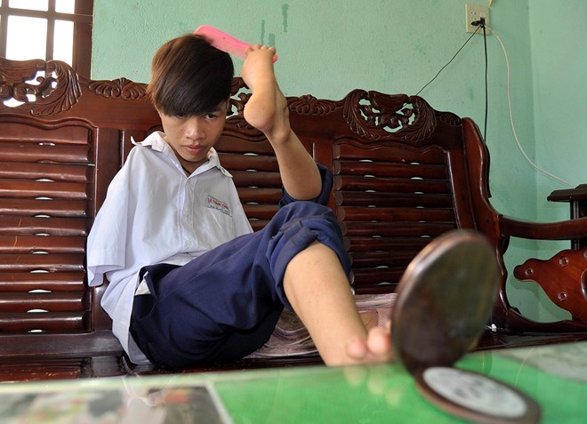 Nothing's impossible: Vietnamese teen boy does it all without arms