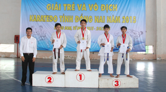  Ban tổ chức trao huy chương cho các võ sĩ đoạt thứ hạng. Ảnh: H.Anh