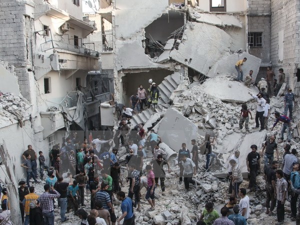 Cảnh đổ nát sau các cuộc không kích tại thành phố Aleppo, miền Bắc Syria. (Nguồn: AFP/TTXVN)