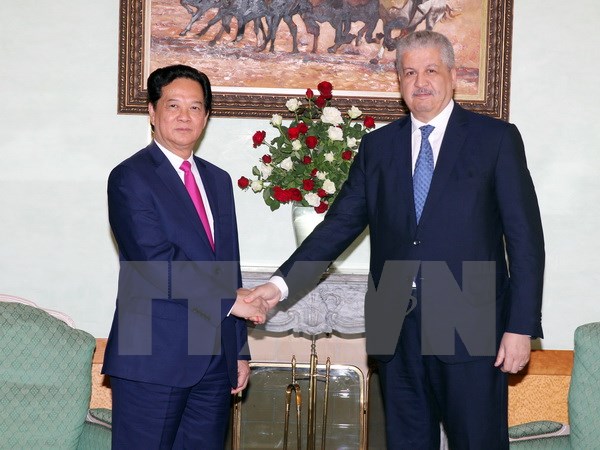 Thủ tướng Cộng hòa Algeria Abdelmalek Sellal đón Thủ tướng Nguyễn Tấn Dũng. (Ảnh: TTXVN)