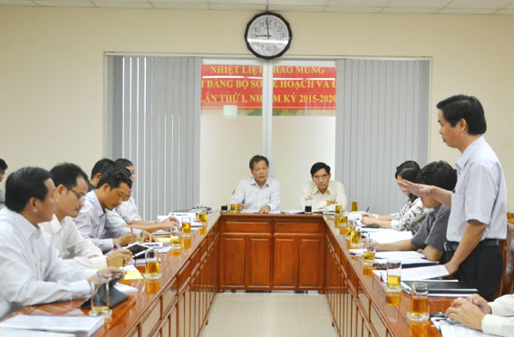 Lãnh đạo UBND huyện Long Thành đóng góp ý kiến cho dự thảo khung chính sách (Ảnh:  K.Giới)